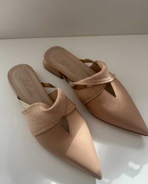 Όμορφο μπεζ mule με ιδιαίτερο κοντό τακουνάκι, ιδανικό για όλες τις ώρες της ημέρας
