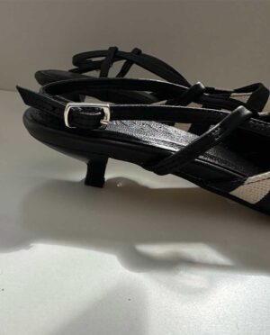 Όμορφο ασπρόμαυρο mule με ιδιαίτερο κοντό τακουνάκι, ιδανικό για όλες τις ώρες της ημέρας