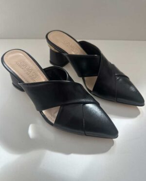 Όμορφο μαύρο mule με ανοίγματα στο πλάι και ιδιαίτερο τακούνι με χρυσή λεπτομέρεια, ιδανικό για καθημερινές, βραδινές εξόδους και events