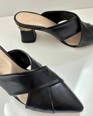 Όμορφο μαύρο mule με ανοίγματα στο πλάι και ιδιαίτερο τακούνι με χρυσή λεπτομέρεια, ιδανικό για καθημερινές, βραδινές εξόδους και events