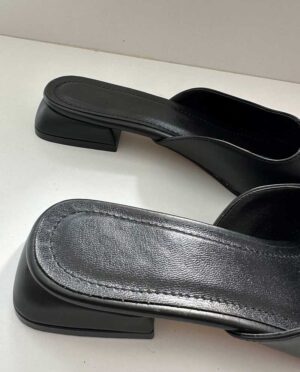 Όμορφο μαύρο mule με ιδιαίτερο χρυσό τακούνι, ιδανικό για βραδινές εξόδους και events