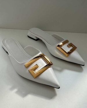 Όμορφο μαύρο mule με ανοίγματα στο πλάι και ιδιαίτερο τακούνι με χρυσή λεπτομέρεια, ιδανικό για καθημερινές, βραδινές εξόδους και events