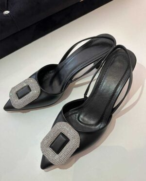 Όμορφο μαύρο mule με ασημί στρασένια αγκράφα μπροστά και ιδιαίτερο τακούνι, ιδανικό για βραδινές εξόδους ,events, γάμους και βαπτίσεις.