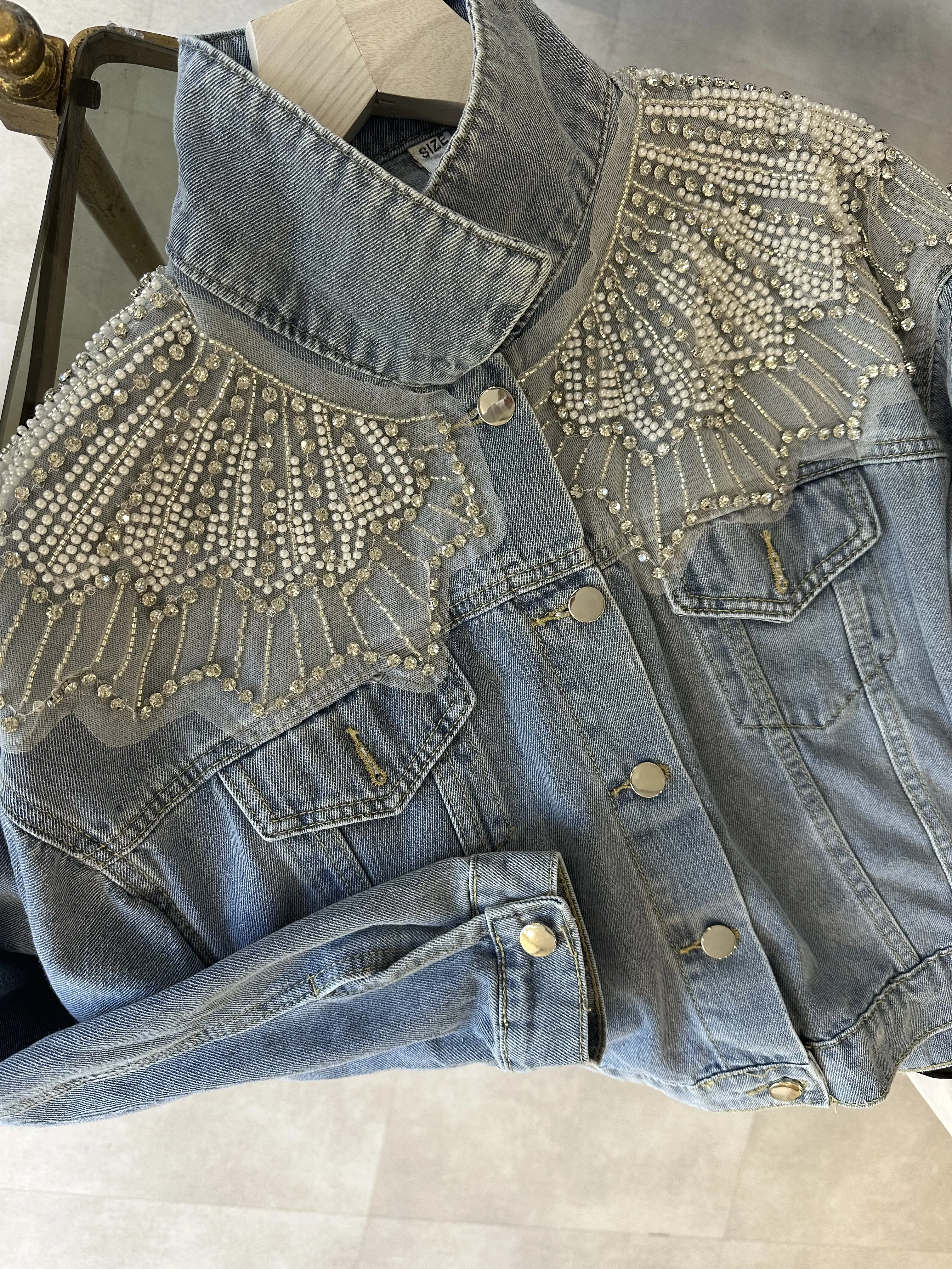 denim jacket ανοιχτόχρωμο με λεπτομέρεια στους ώμους με πέρλες και στράς