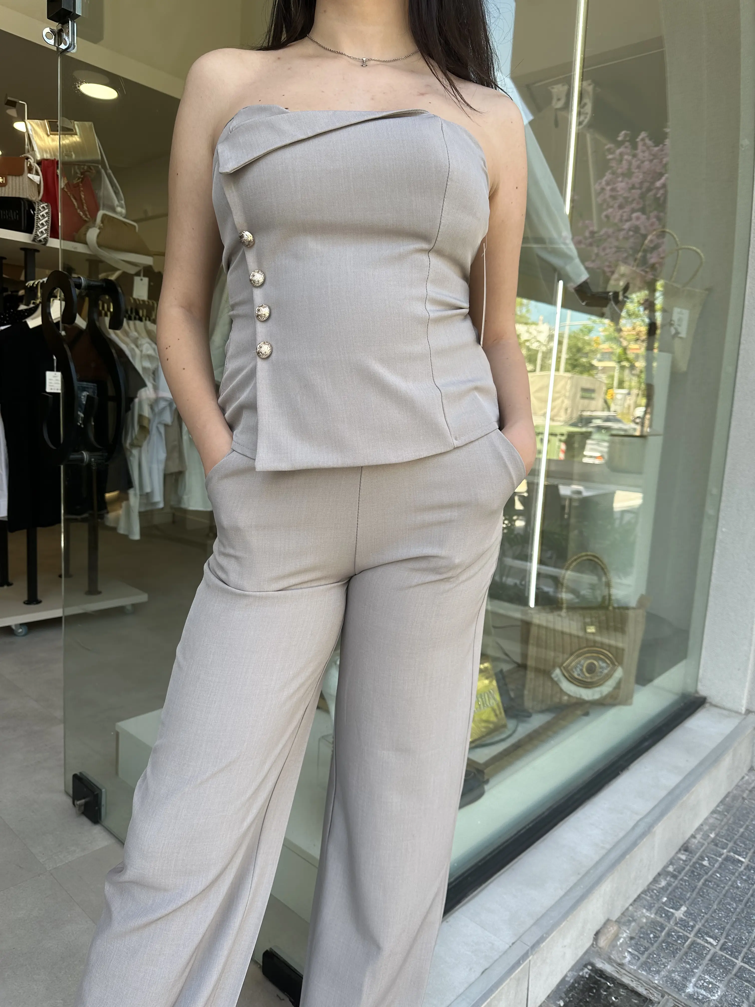 Σετ τοπ strapless με όψη φάκελου χρυσά κουμπιά και παντελόνι της άμμου